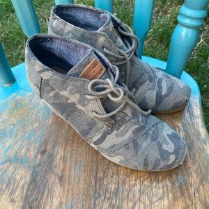 Toms Camo Wedges